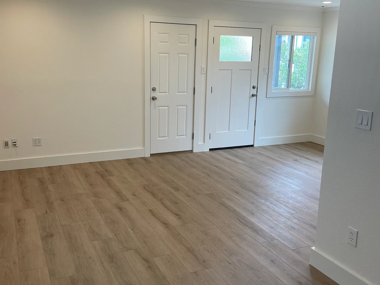 2 bed, 800 sqft, $2,300 — Photo 2