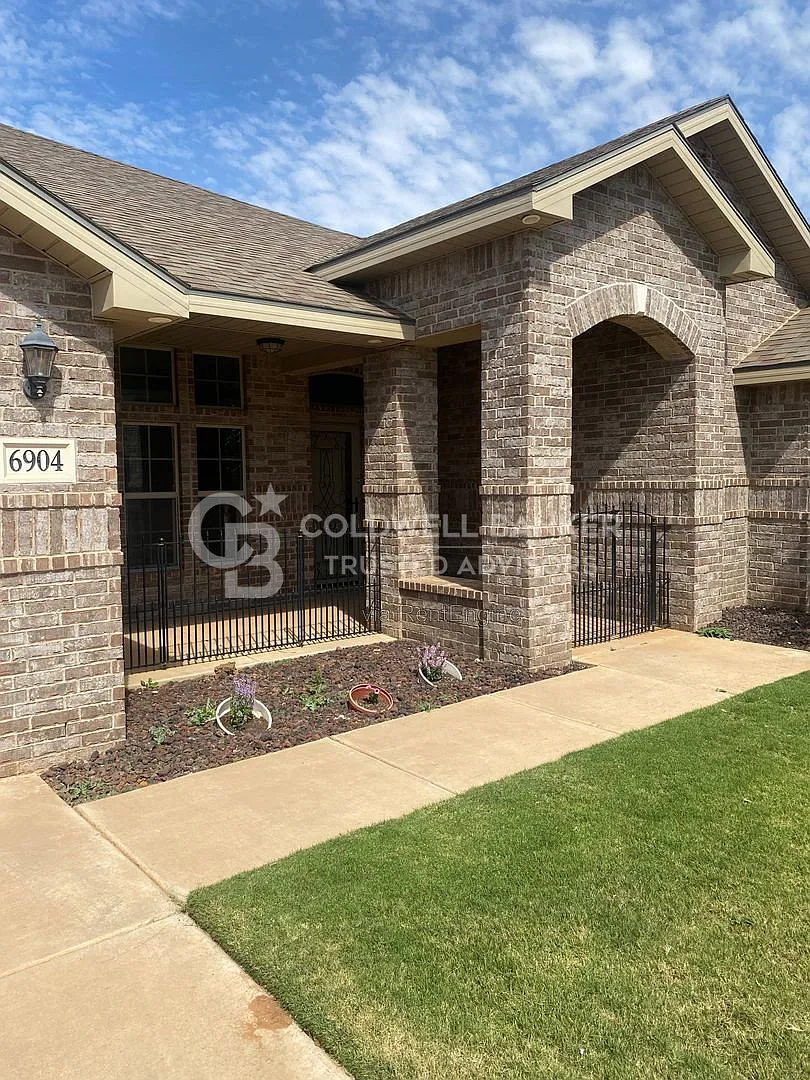 4 bed, 3.0 bath, 2551 sqft, $2,275 — Photo 2