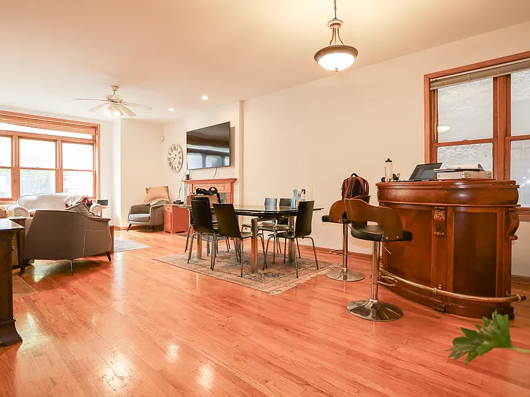 1940 W Diversey Pkwy #2W — Photo 2