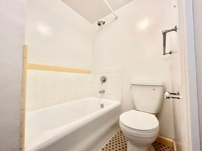 Burlingame Apartments — Photo 25