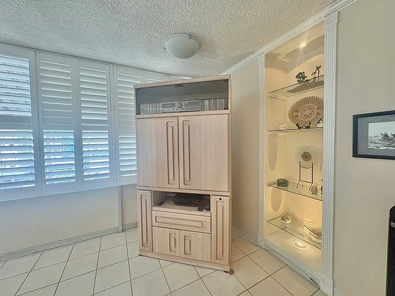 2415 Ala Wai Blvd — Photo 10