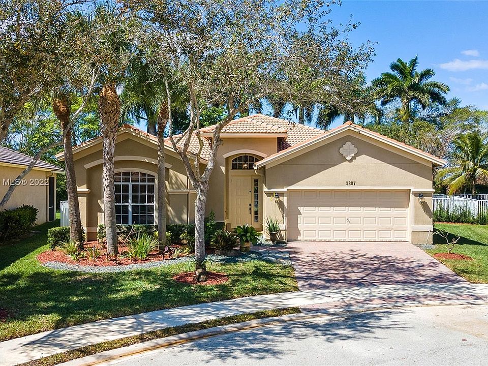 Beautifully appointed Weston home on a cul-de-sac location and oversized lot.