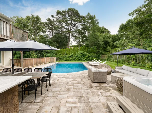 36 Charla Dr, Southampton, NY 11968