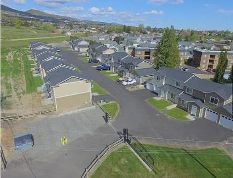 3 bed, 2.5 bath, 1300 sqft, $2,000 — Photo 2