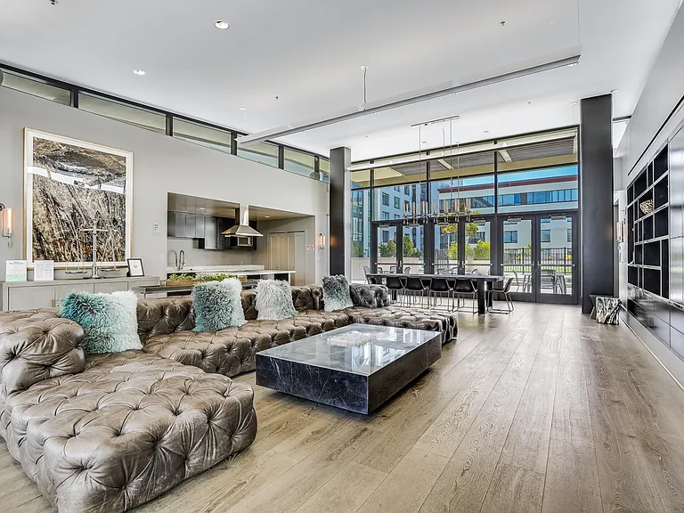 260 King St #1011 — Photo 23