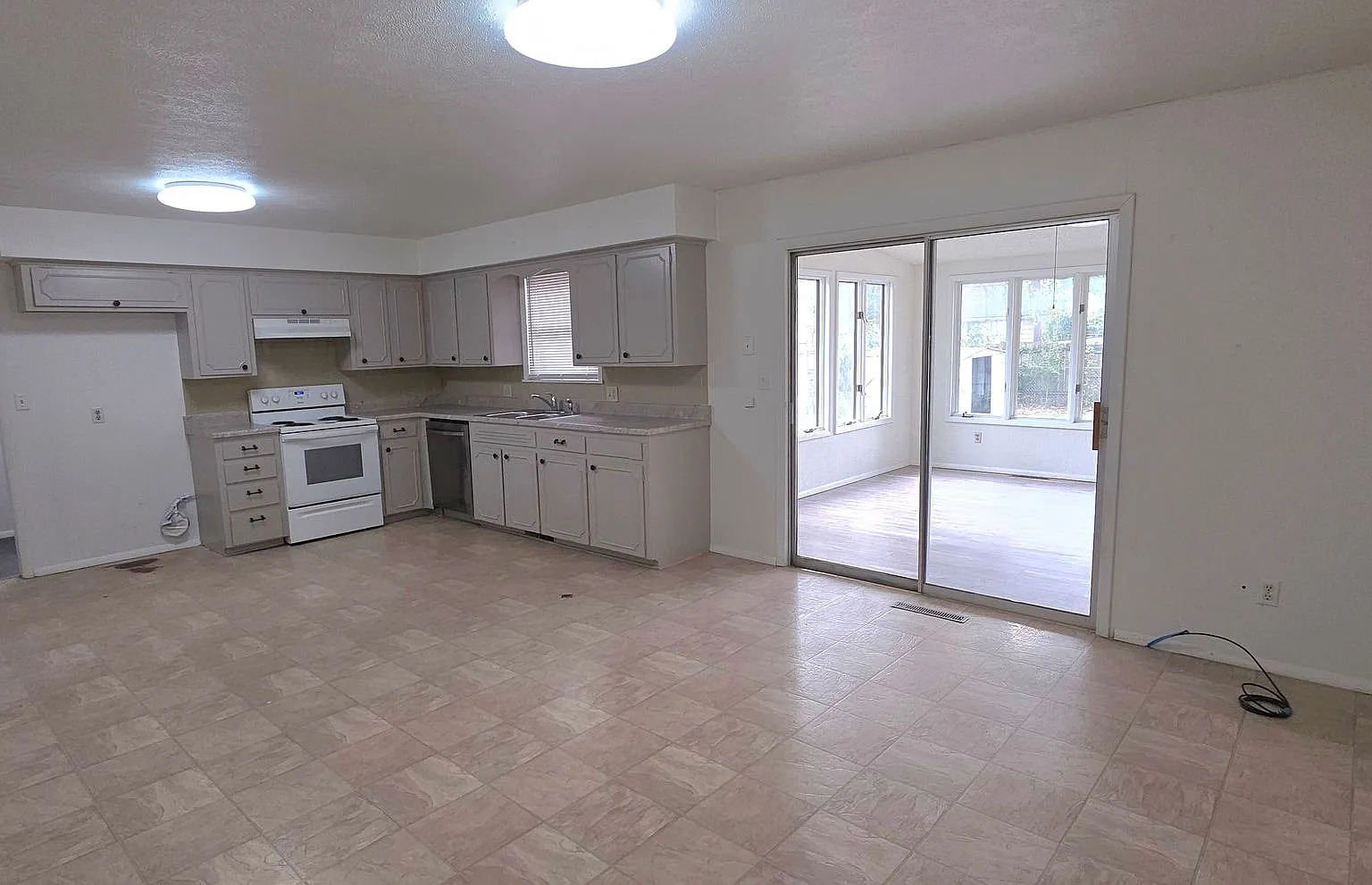 3 Bedroom home Close to Mall! $1395! — Photo 4