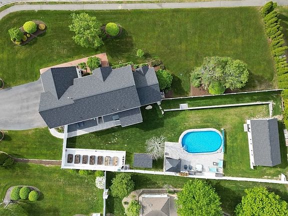 3rd image of 11 Copper Beech Cir