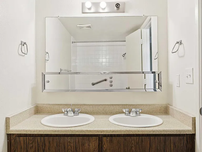 13-web-or-mls-E_Hampton_St_-_Unit_207_-_013