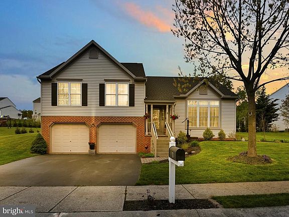 3rd image of 8 Cranberry Cir