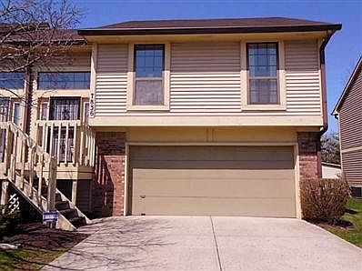 Exterior Front. Spacious 2 bedroom w/ 2 baths located in popular Wellington complex. This home has been very well maintained, and is move-in ready.