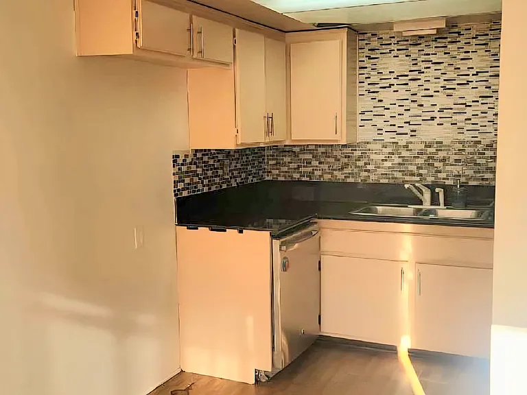 330 E Cypress St #208 — Photo 2