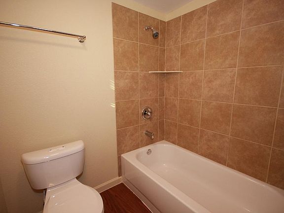 5th image of 708 Elmwood Dr