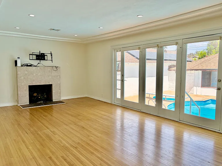 4506 Bakman Ave — Photo 3