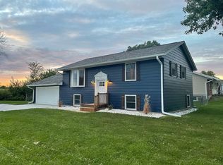 902 13th Ave N, Clinton, IA 52732