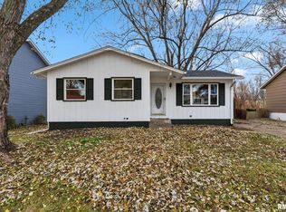 5812 Hillandale Rd, Davenport, IA 52806