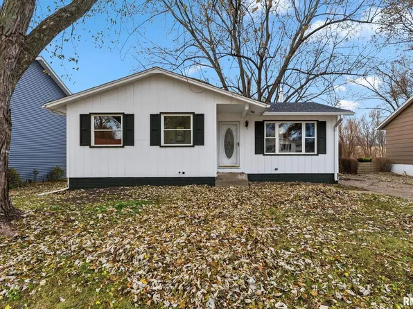 5812 Hillandale Rd, Davenport, IA 52806