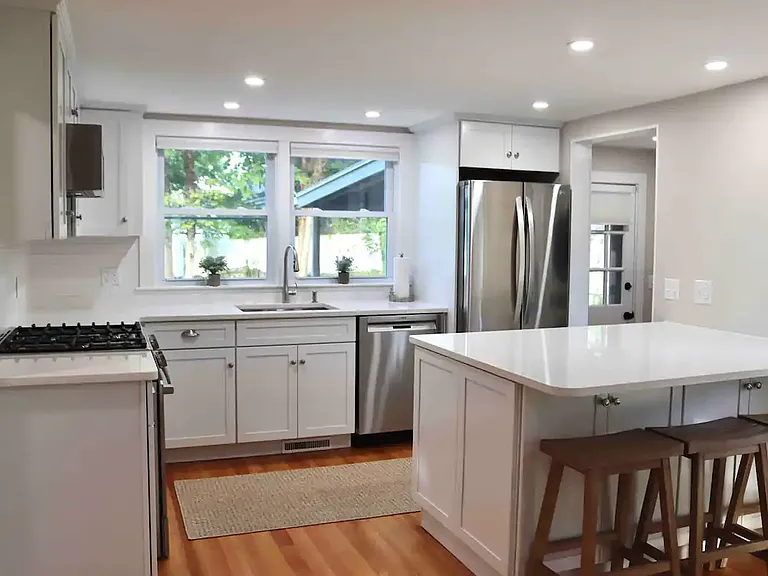 10 N Pleasant St — Photo 2