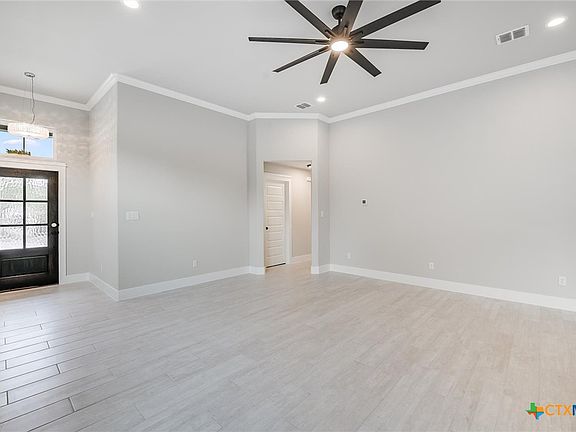 5th image of 8 Lakewood Cir