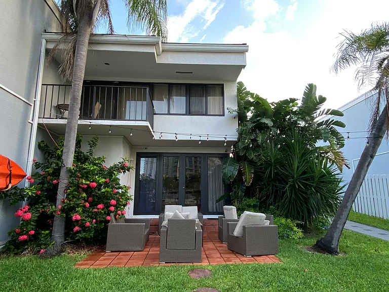 222 Poinciana Dr — Photo 2
