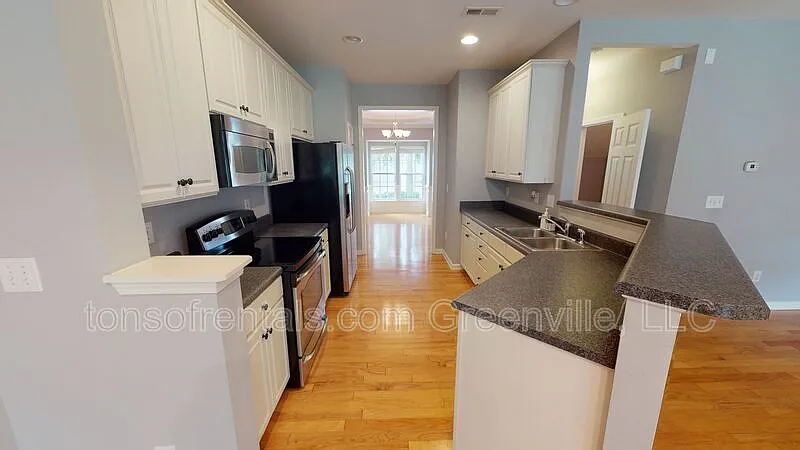3 bed, 2.5 bath, 2282 sqft, $2,295 — Photo 4