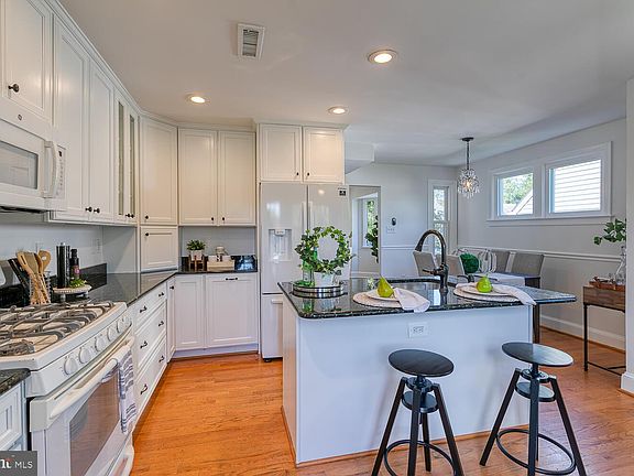 4th image of 2913 Meadow Ln