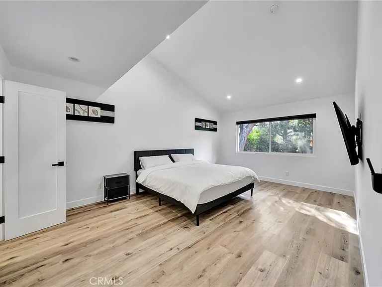 24445 Clipstone St — Photo 32