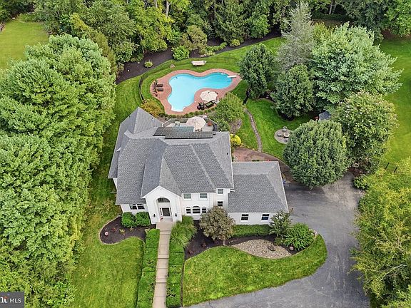3rd image of 470 Oak Shade Rd
