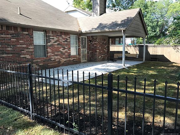 2nd image of 517 S Sweet Gum Ave