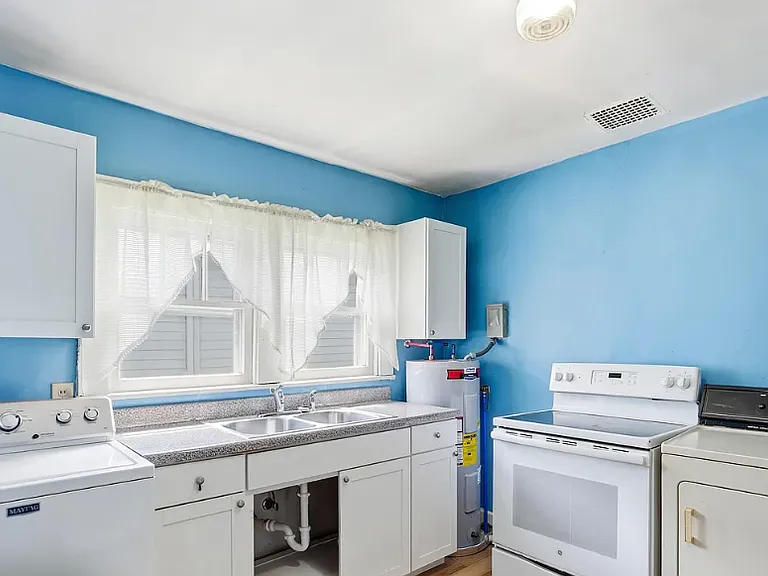 923 Elizabeth St — Photo 10