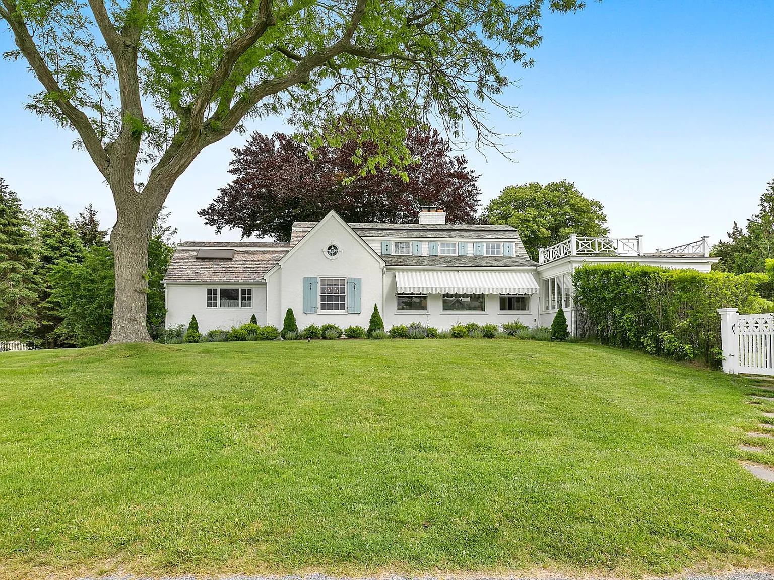 An Acreage Estate of Family Space and Comfort — Photo 1