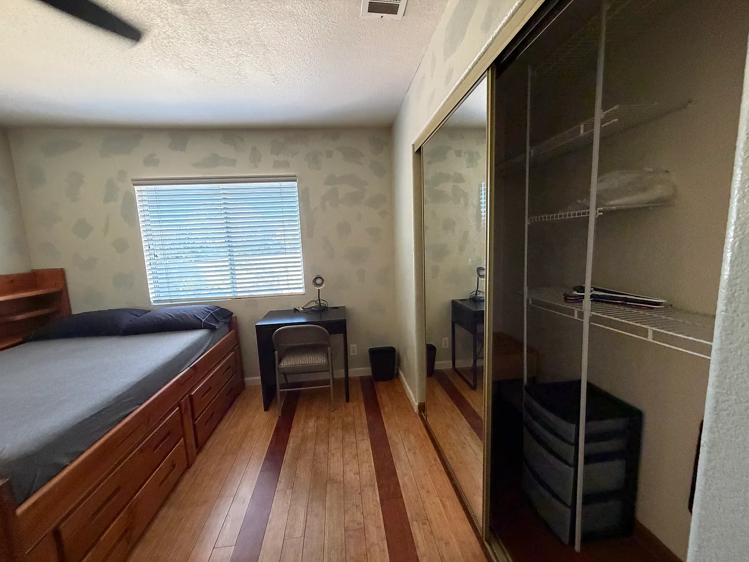 5 bed, 2422 sqft, $1,050 — Photo 2