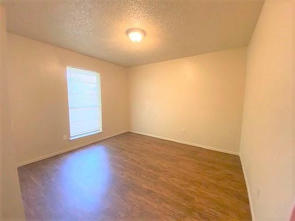 4th image of 909 SE 14th St