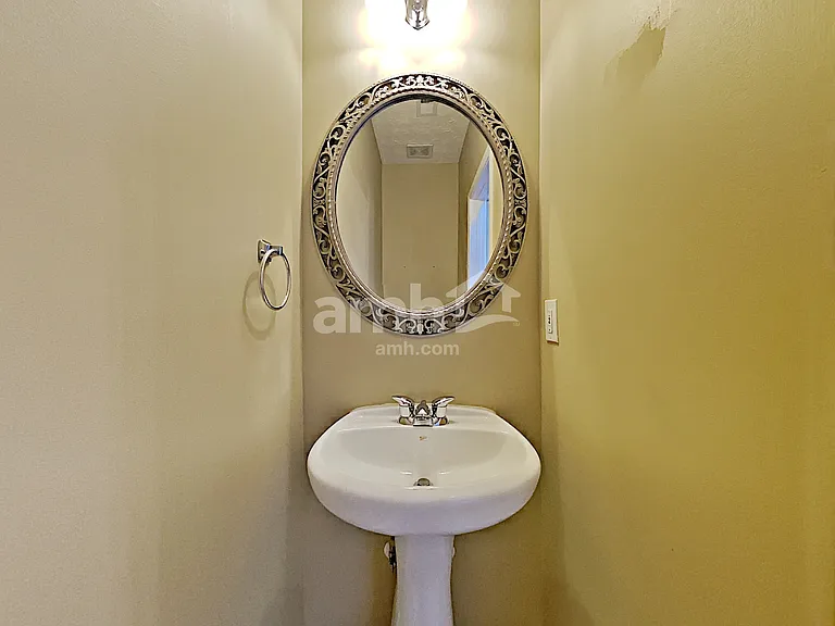 409 Avery Ct — Photo 13