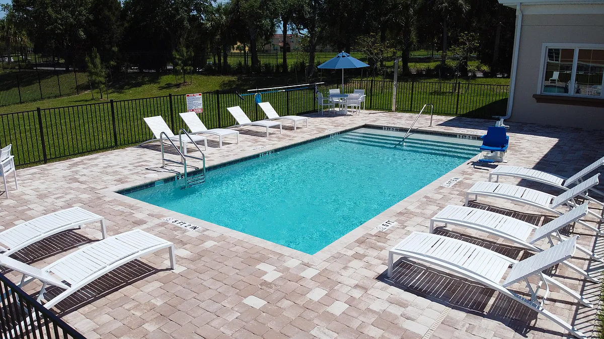 Photo 2 of 4 - Los Altos - Kissimmee, FL Building Photo - Los Altos