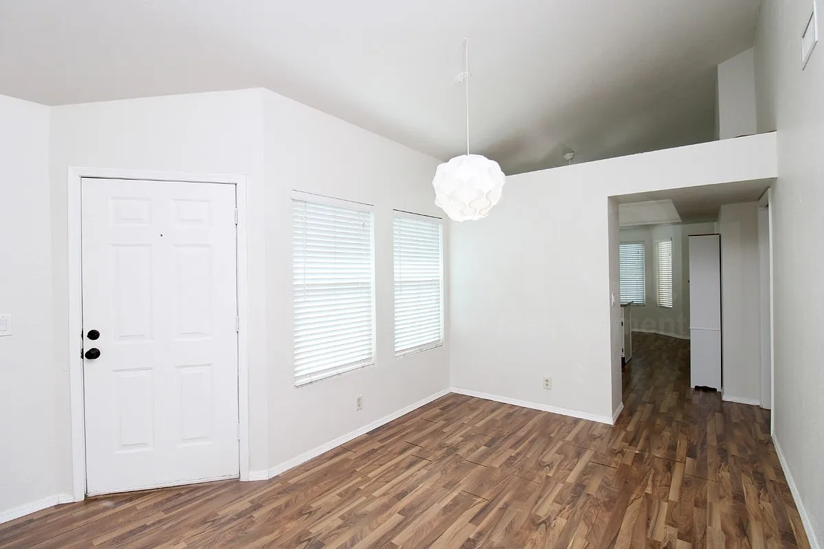 3 bed, 2.0 bath, 1336 sqft, $2,199 — Photo 4