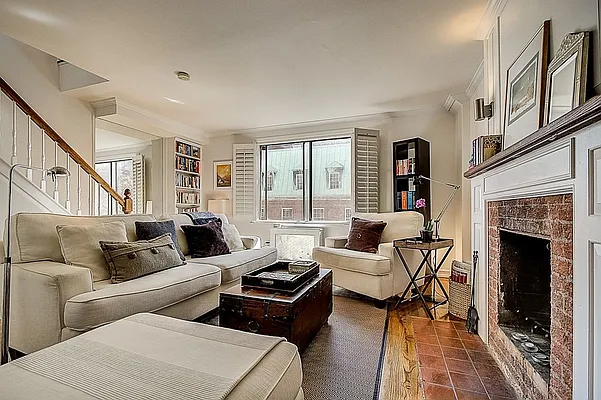 Sold by Redfin Real Estate | media 6