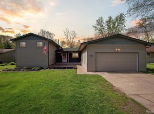 36607 Huron River Dr, New Boston, MI 48164