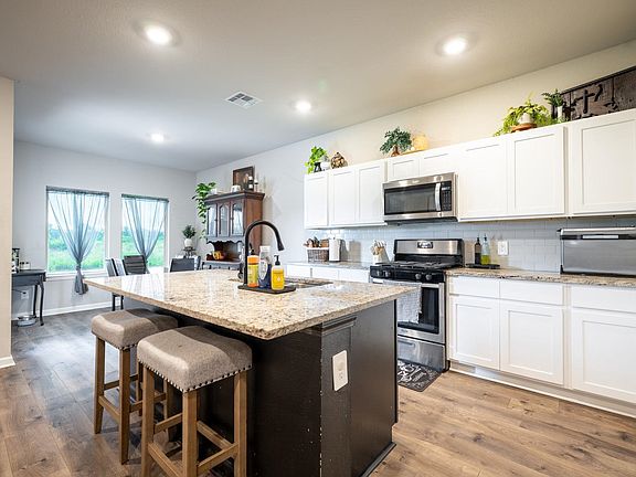 4th image of 870 Gold Finch Way