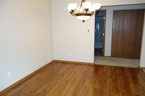 5th image of 800 S Park Ave