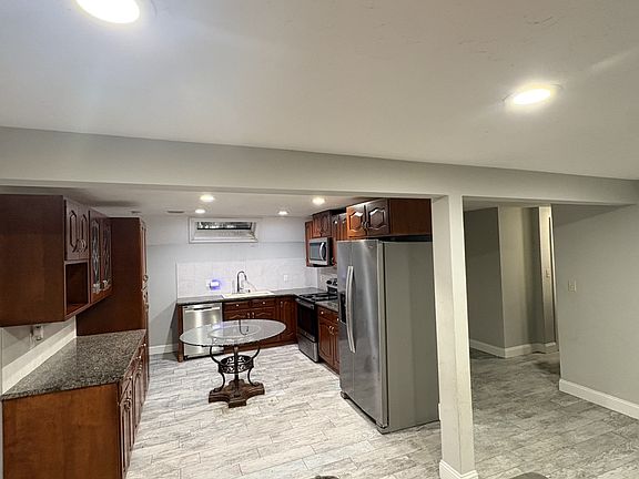 2nd image of 86 Maple St