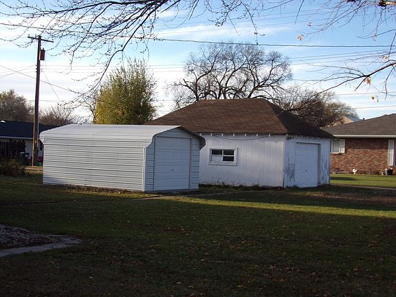 2nd image of 609 W 4th St