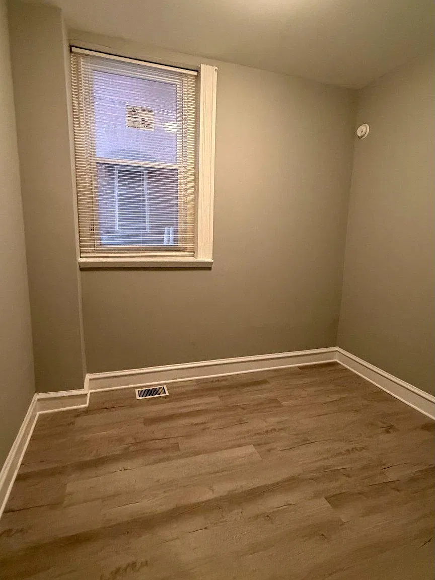 2 bed, 1.0 bath, 4044 sqft, $1,750 — Photo 4