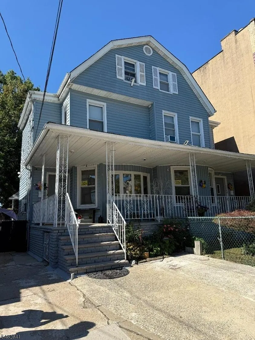 3 bed, 1.0 bath, $2,400 — Photo 1