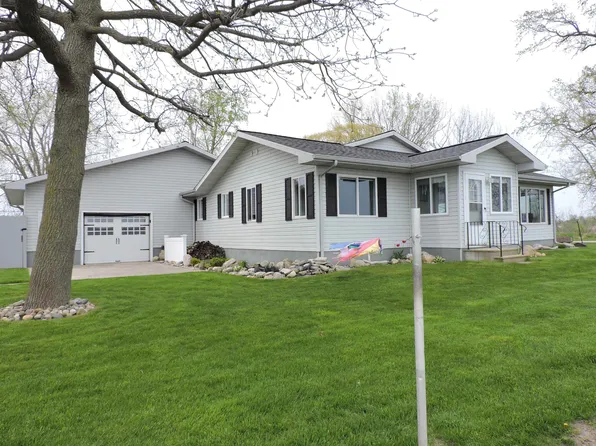 5767 Sandy Dr, Pinconning, MI 48650