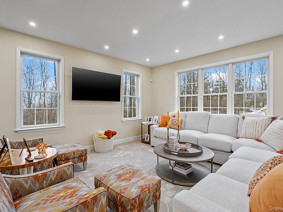 4th image of 159 Rombout Road