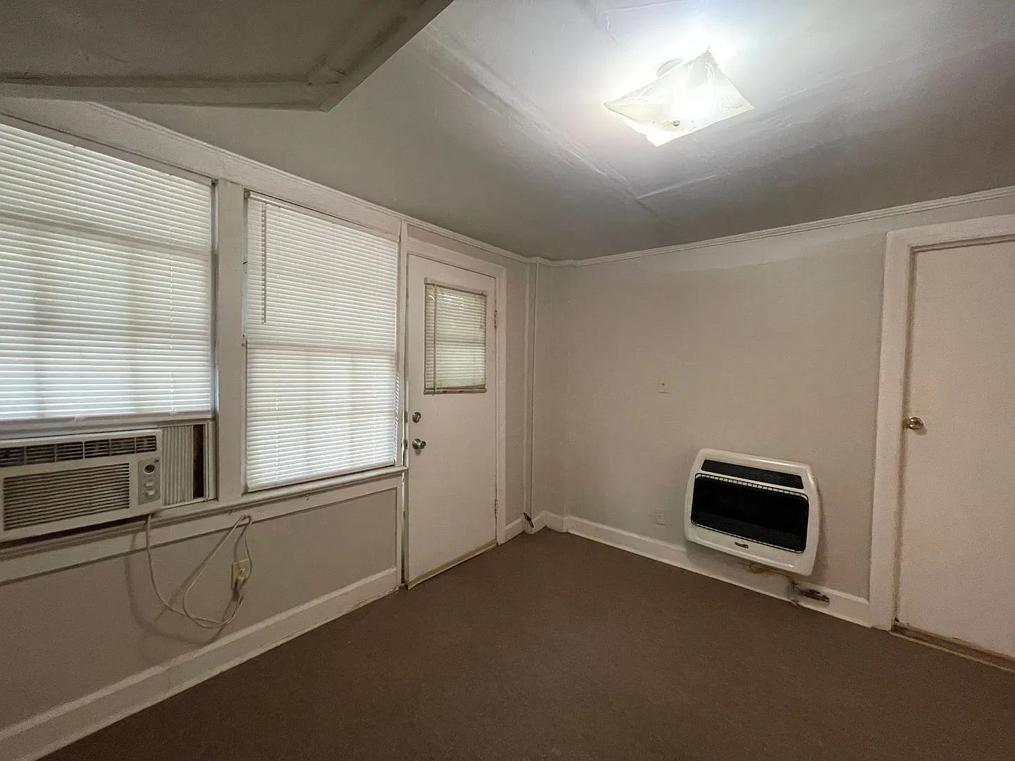 2 bed, 1.0 bath, $750 — Photo 2