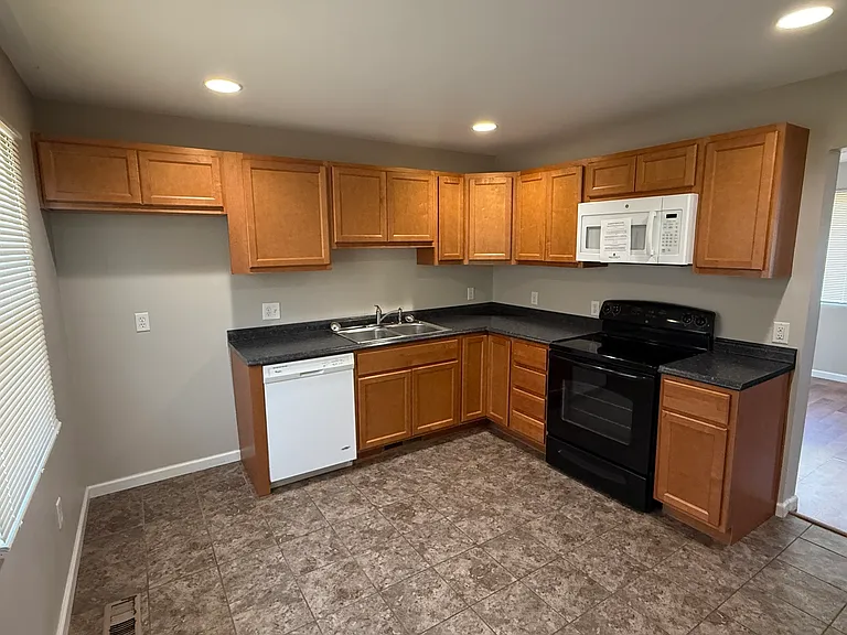 340 Walnut St — Photo 8