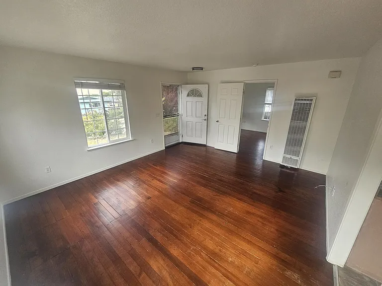 908 Pacific St — Photo 3