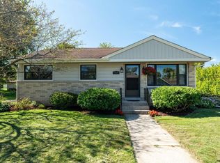 814 E Wisconsin Ave, Pewaukee, WI 53072