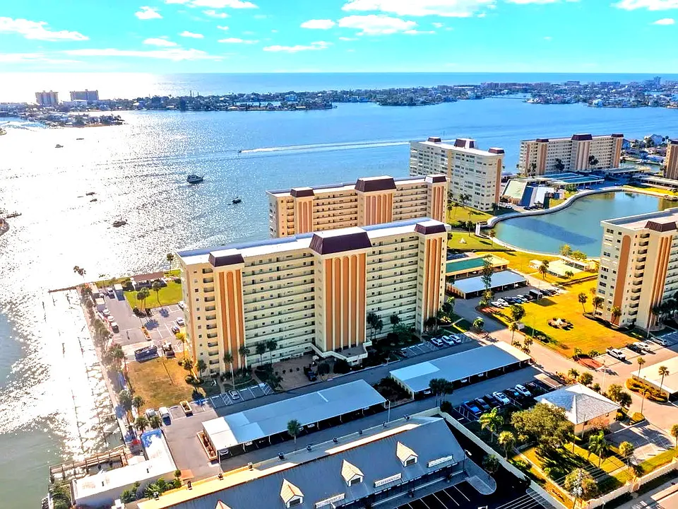 4550 Cove Cir #305